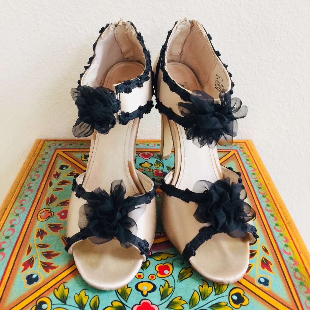 Steve Madden High Heels Women Size 8 Beige and Bla